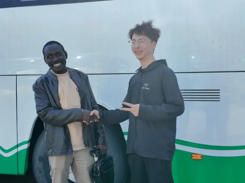 Майскія добрыя навіны: China Honglong Used Passenger Buses наладжвае стратэгічнае партнёрства з рознымі міжнароднымі дылерамі аўтамабіляў