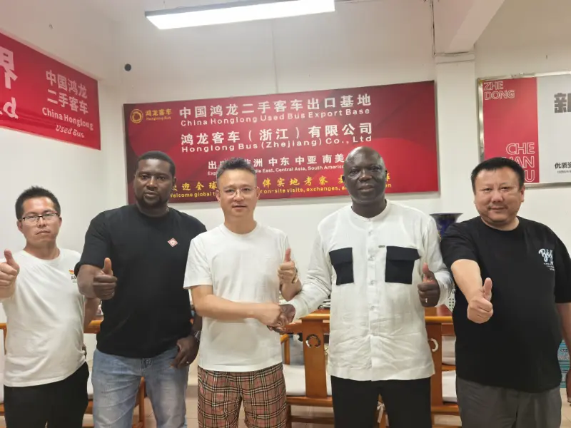 China Honglong дадае двухпавярховыя аўтобусы да закупак патрыманых аўтобусаў; Наведванне сайтаў афрыканскіх кліентаў адбываецца паралельна